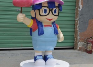 廣西商場定制動漫卡通玻璃鋼雕塑 創(chuàng)意與商業(yè)的完美結(jié)合